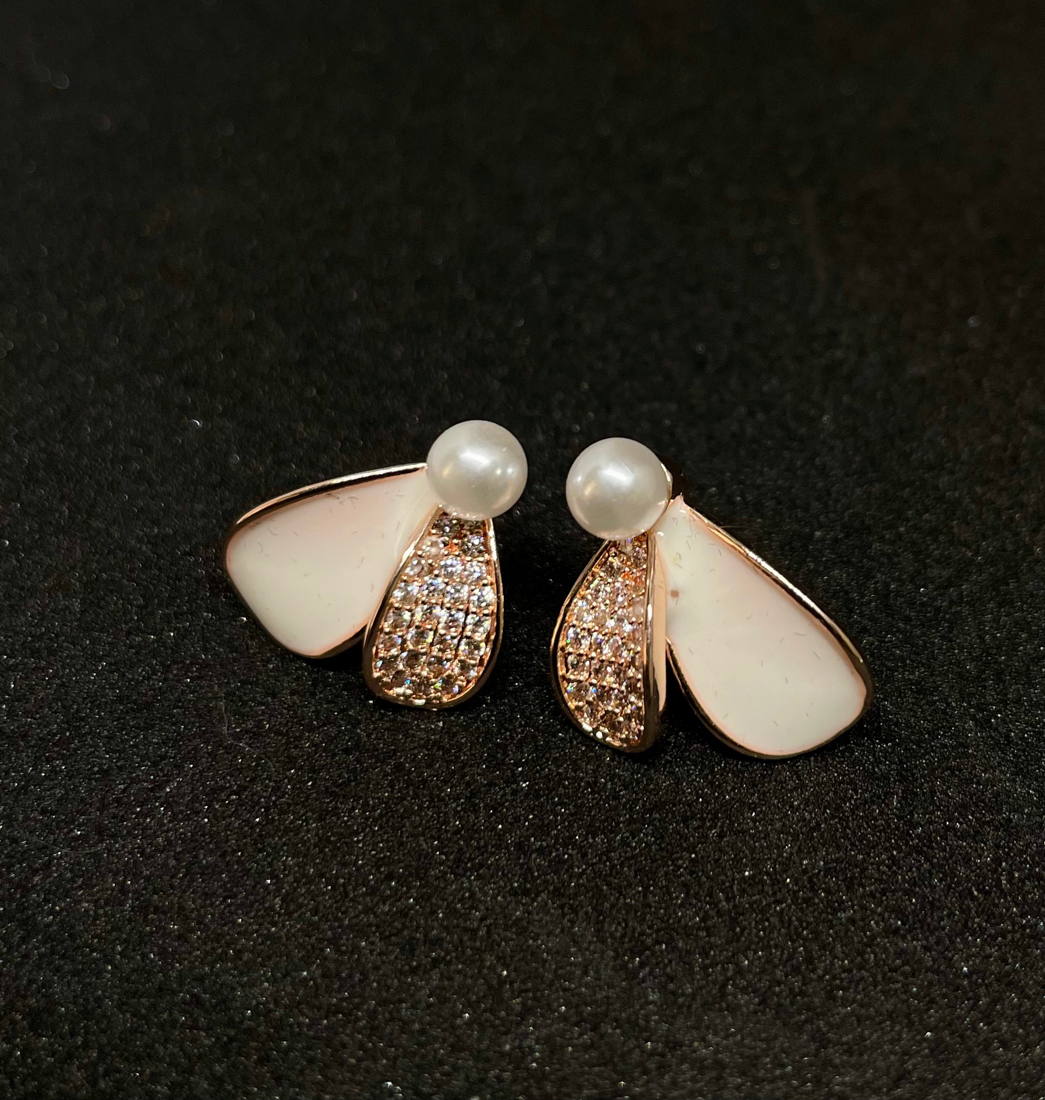 Minimal Pearl Drop Earrings