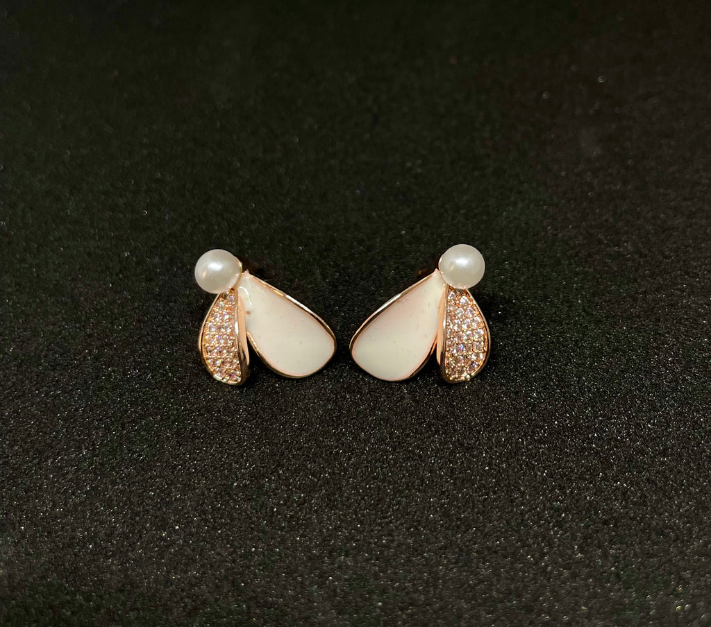 Minimal Pearl Drop Earrings